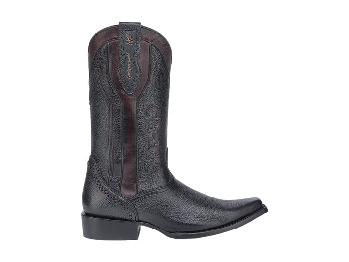 Bota vaquera Cuadra de cuero negro con detalles en color café y punta afilada.