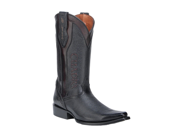 Bota vaquera Cuadra de cuero negro con detalles en color café y punta afilada.