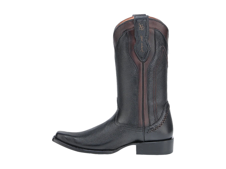 Bota vaquera Cuadra de cuero negro con detalles en color café y punta afilada.