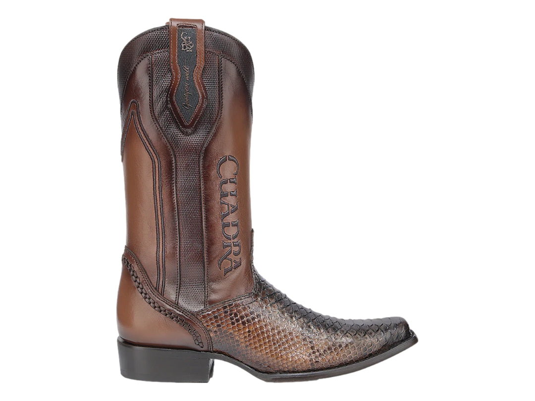 Bota vaquera de cuero color miel con detalle de piel de pitón en la punta y suela negra.