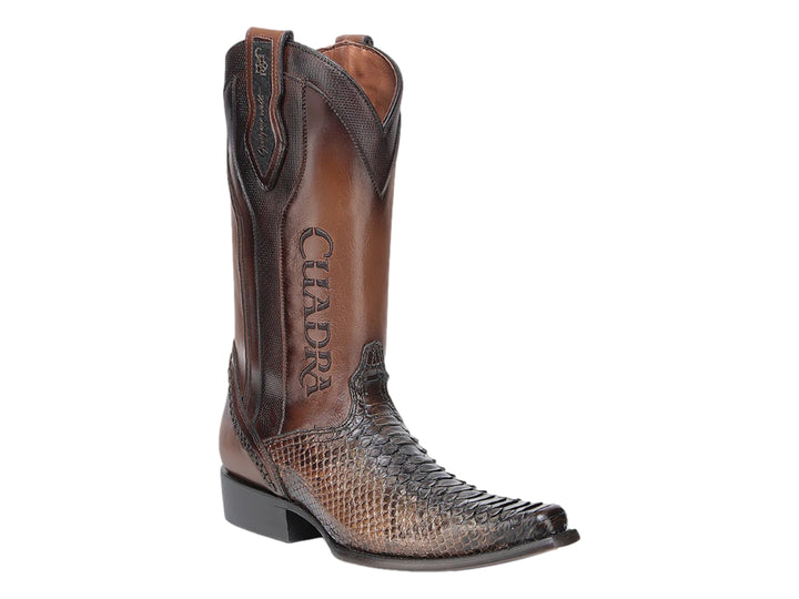 Bota vaquera de cuero color miel con detalle de piel de pitón en la punta y suela negra.