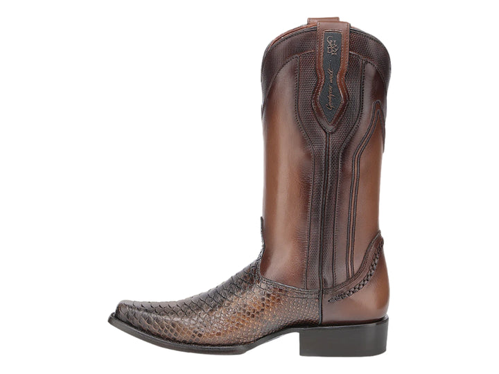 Bota vaquera de cuero color miel con detalle de piel de pitón en la punta y suela negra.