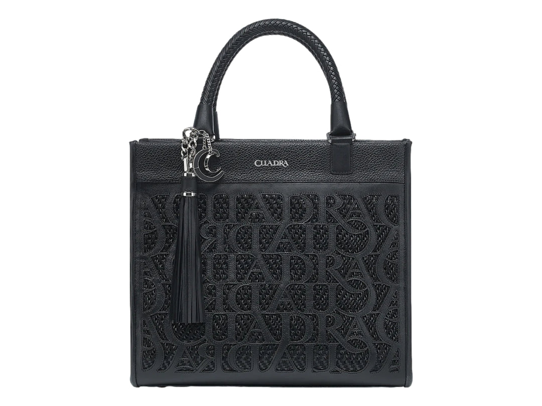 Bolsa de cuero negra de la marca Cuadra con asa trenzada y detalle de borla.