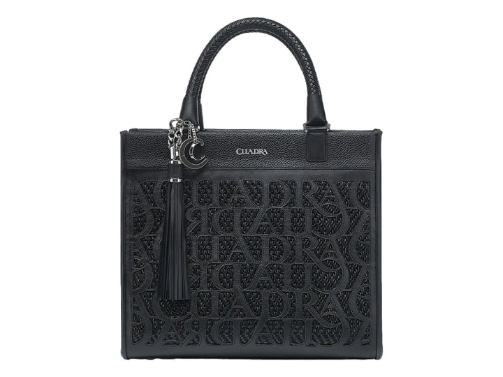 Bolsa de cuero negra de la marca Cuadra con asa trenzada y detalle de borla.
