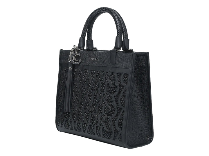 Bolsa de cuero negra de la marca Cuadra con asa trenzada y detalle de borla.