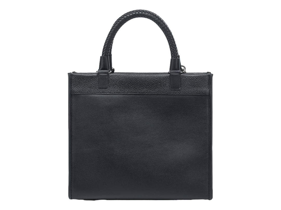 Bolsa de cuero negra de la marca Cuadra con asa trenzada y detalle de borla.