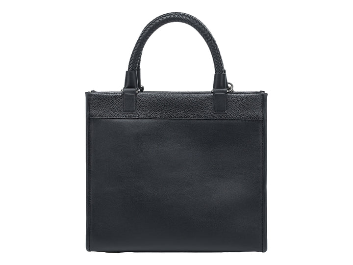 Bolsa de cuero negra de la marca Cuadra con asa trenzada y detalle de borla.