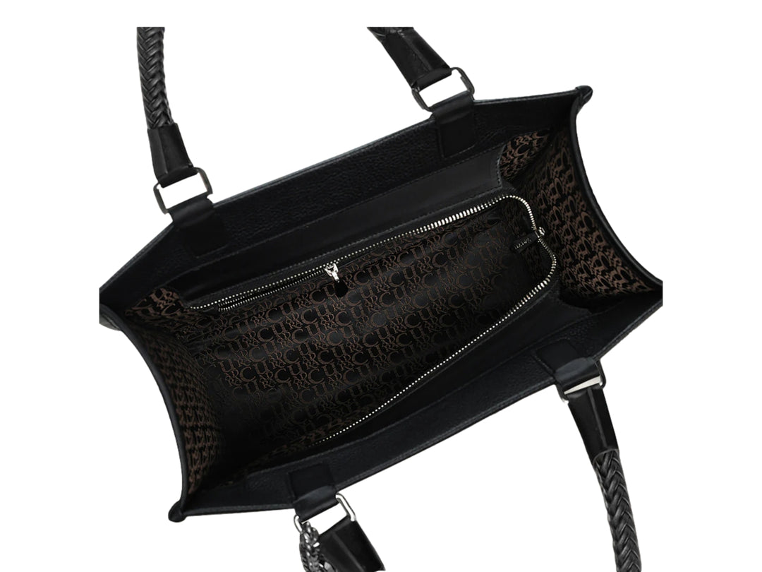 Bolsa de cuero negra de la marca Cuadra con asa trenzada y detalle de borla.