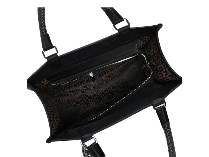 Bolsa de cuero negra de la marca Cuadra con asa trenzada y detalle de borla.