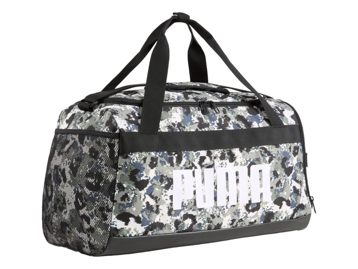Bolsa deportiva PUMA pequeña con estampado de camuflaje en tonos grises y negros, con asas superiores y logo blanco.