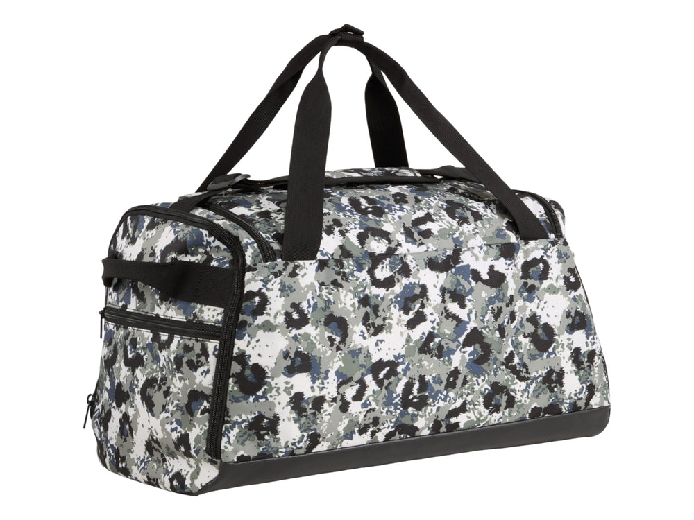 Bolsa deportiva PUMA pequeña con estampado de camuflaje en tonos grises y negros, con asas superiores y logo blanco.
