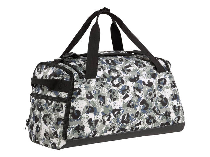 Bolsa deportiva PUMA pequeña con estampado de camuflaje en tonos grises y negros, con asas superiores y logo blanco.