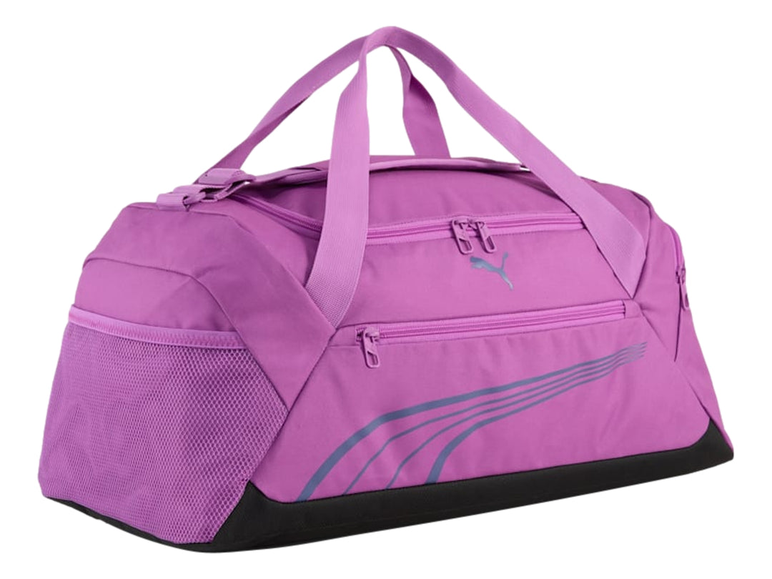 Bolsa deportiva PUMA color Wild Berry con base negra, asas superiores y bolsillos frontales.