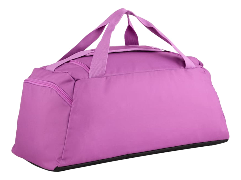 Bolsa deportiva PUMA color Wild Berry con base negra, asas superiores y bolsillos frontales.