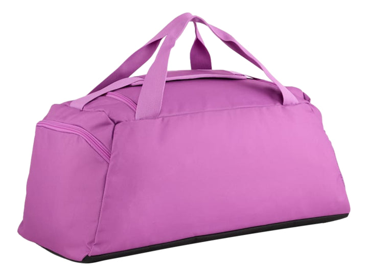Bolsa deportiva PUMA color Wild Berry con base negra, asas superiores y bolsillos frontales.