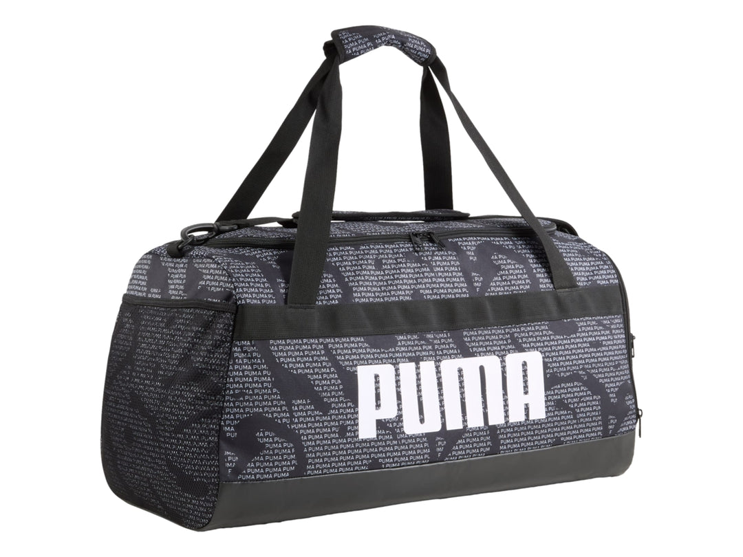 Bolsa deportiva PUMA mediana en color negro con estampado de texto gris y logotipo blanco frontal.