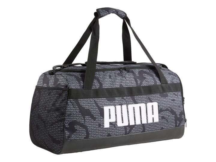 Bolsa deportiva PUMA mediana en color negro con estampado de texto gris y logotipo blanco frontal.
