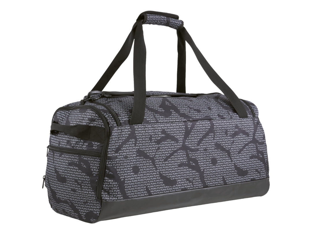 Bolsa deportiva PUMA mediana en color negro con estampado de texto gris y logotipo blanco frontal.