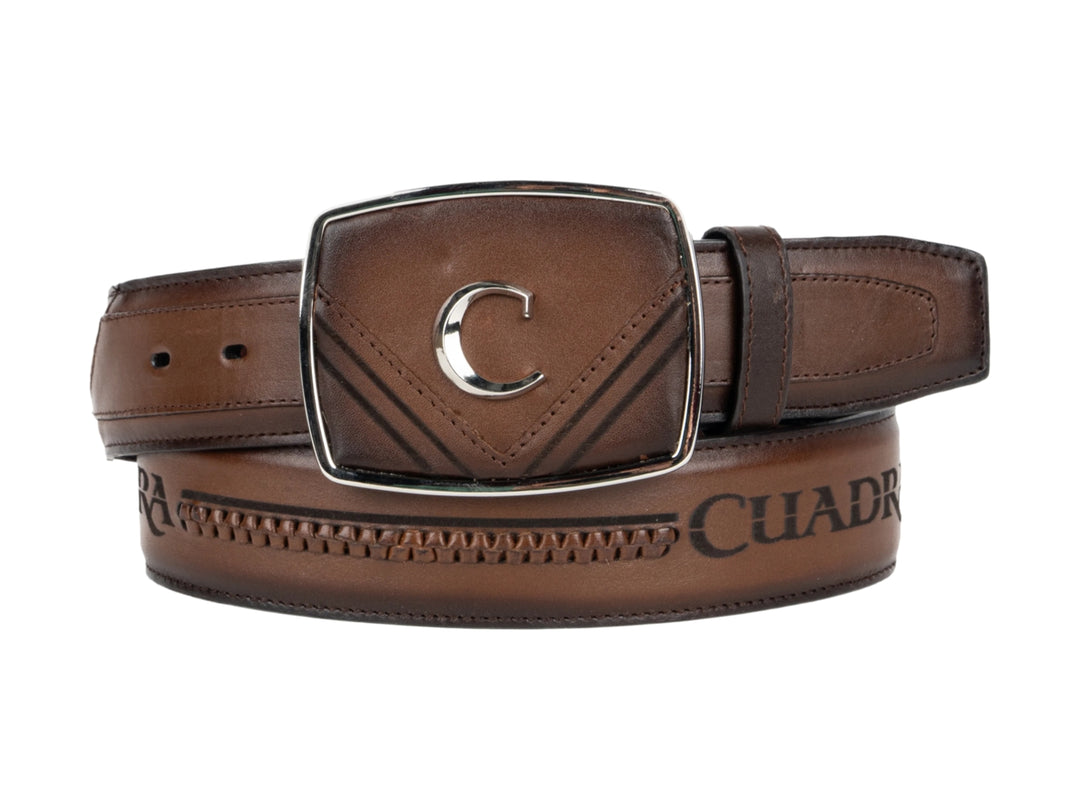 Cinturón de cuero color miel con hebilla rectangular metálica y detalles grabados de la marca Cuadra.