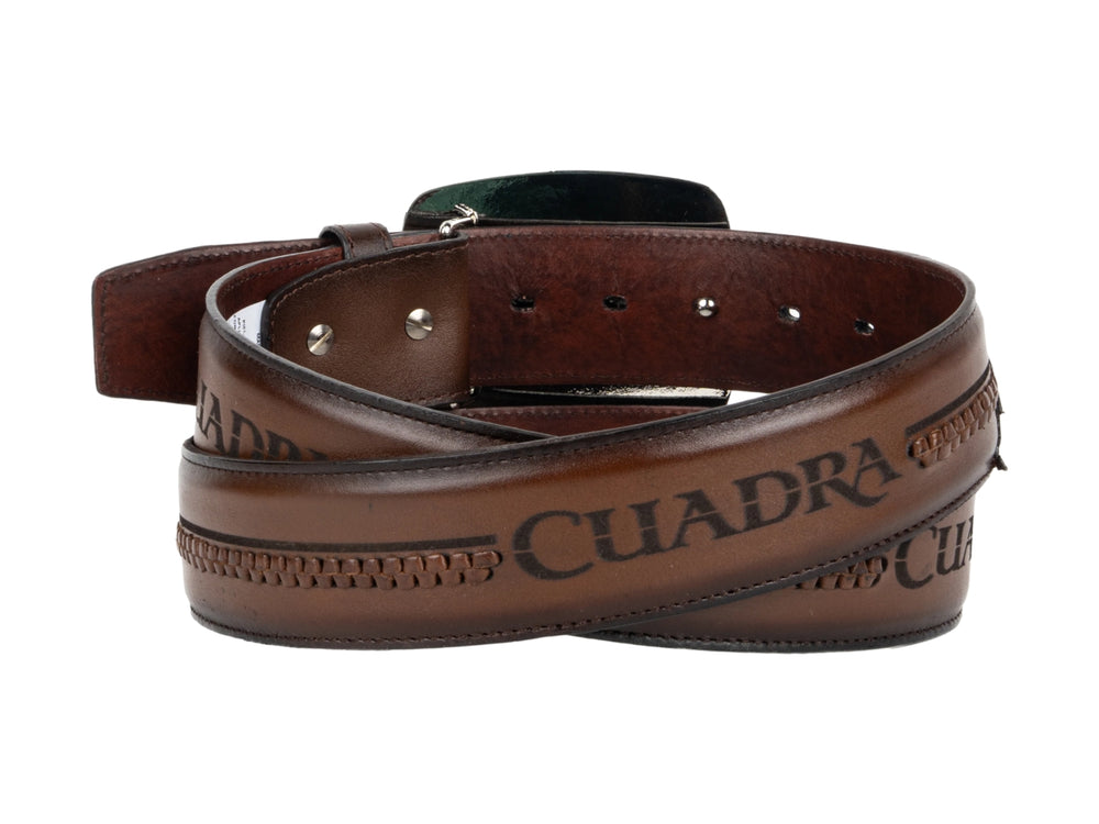 Cinturón de cuero color miel con hebilla rectangular metálica y detalles grabados de la marca Cuadra.