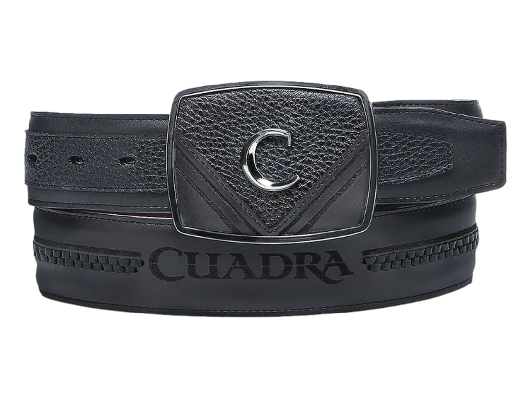 Cinturón de cuero negro con hebilla rectangular y logotipo metálico central.