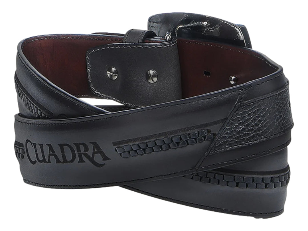 Cinturón de cuero negro con hebilla rectangular y logotipo metálico central.