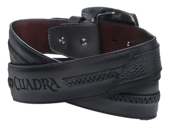 Cinturón de cuero negro con hebilla rectangular y logotipo metálico central.