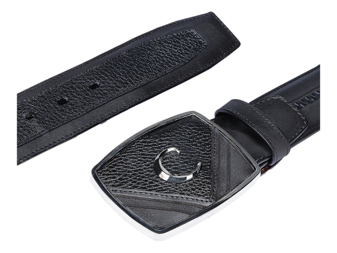 Cinturón de cuero negro con hebilla rectangular y logotipo metálico central.