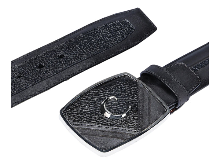 Cinturón de cuero negro con hebilla rectangular y logotipo metálico central.