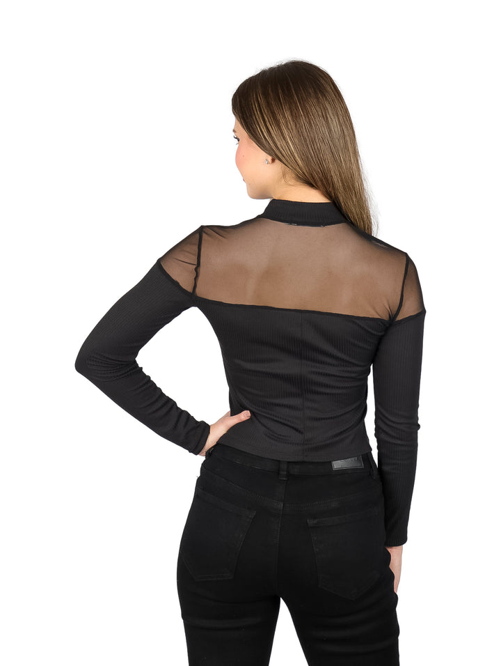 Blusa negra de manga larga con panel de malla en los hombros y pecho.
