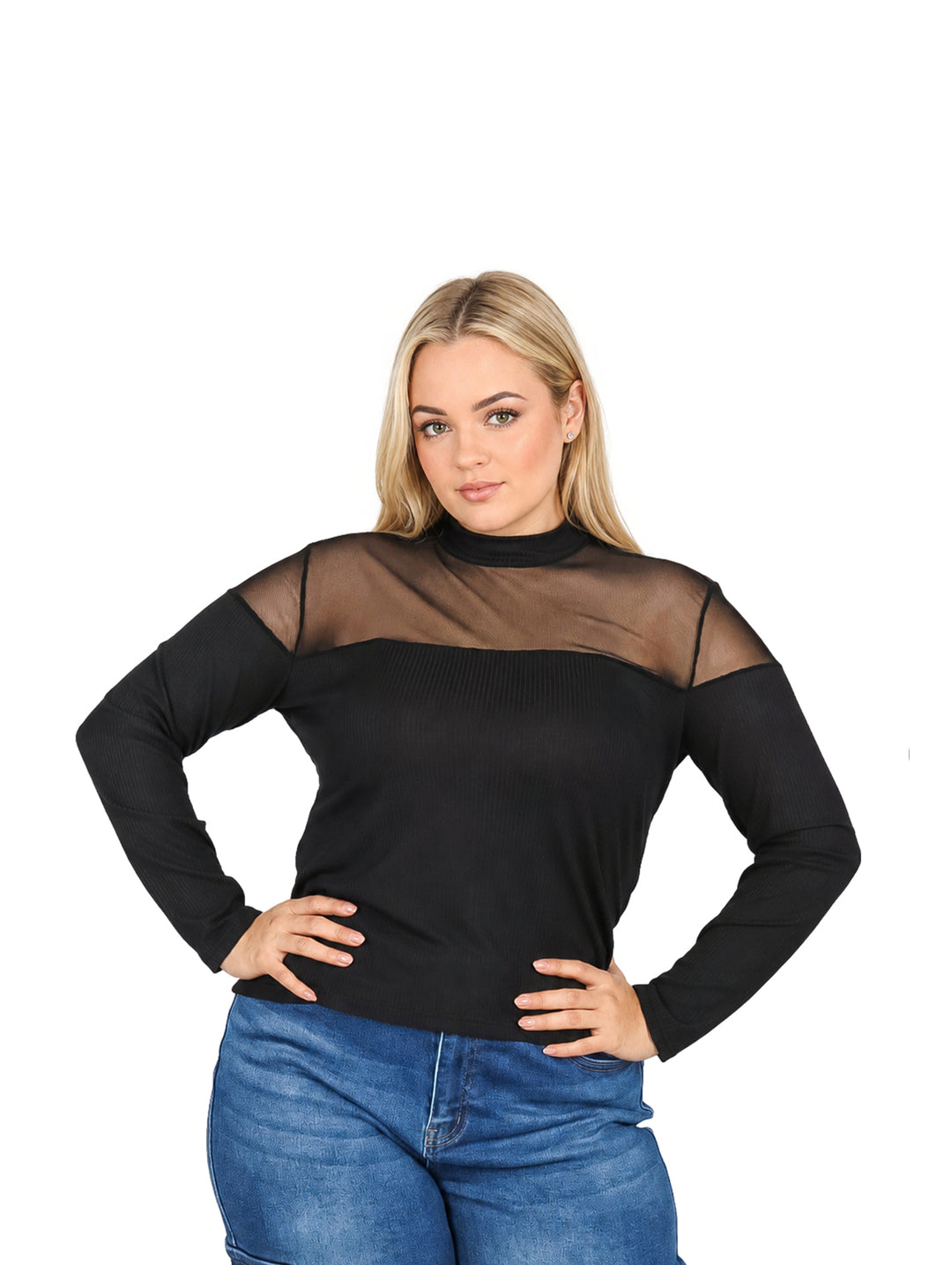 Blusa negra de manga larga con panel de malla transparente en la parte superior del pecho y hombros.