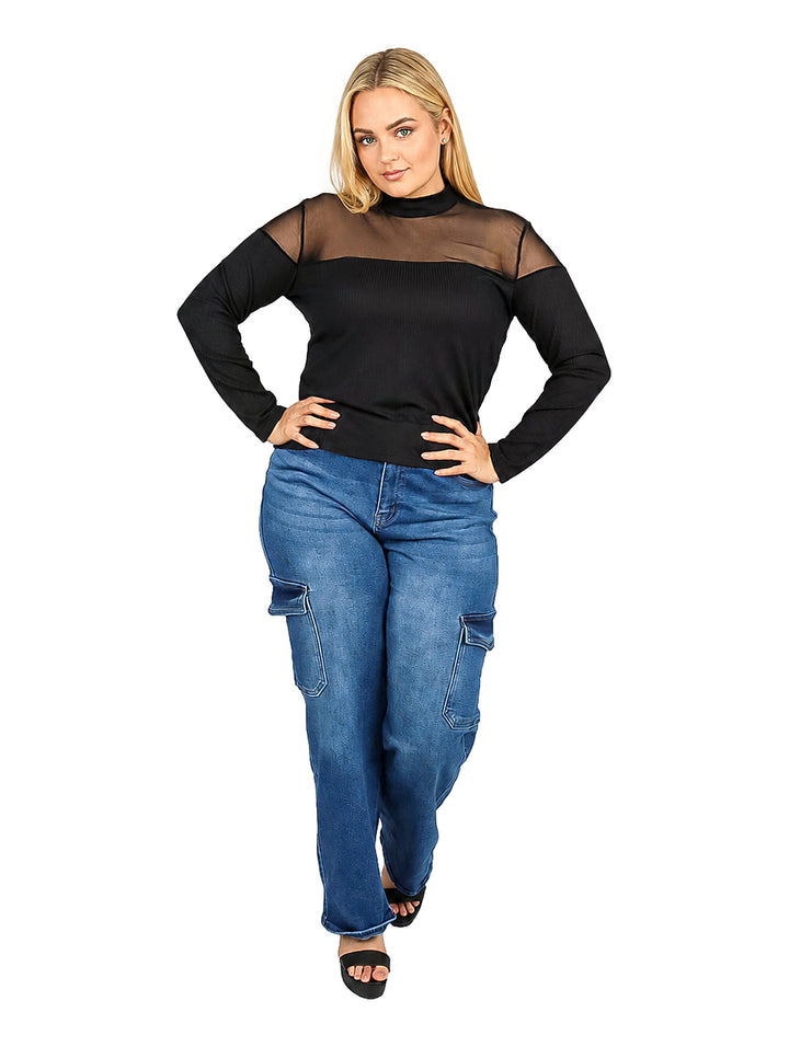 Blusa negra de manga larga con panel de malla transparente en la parte superior del pecho y hombros.