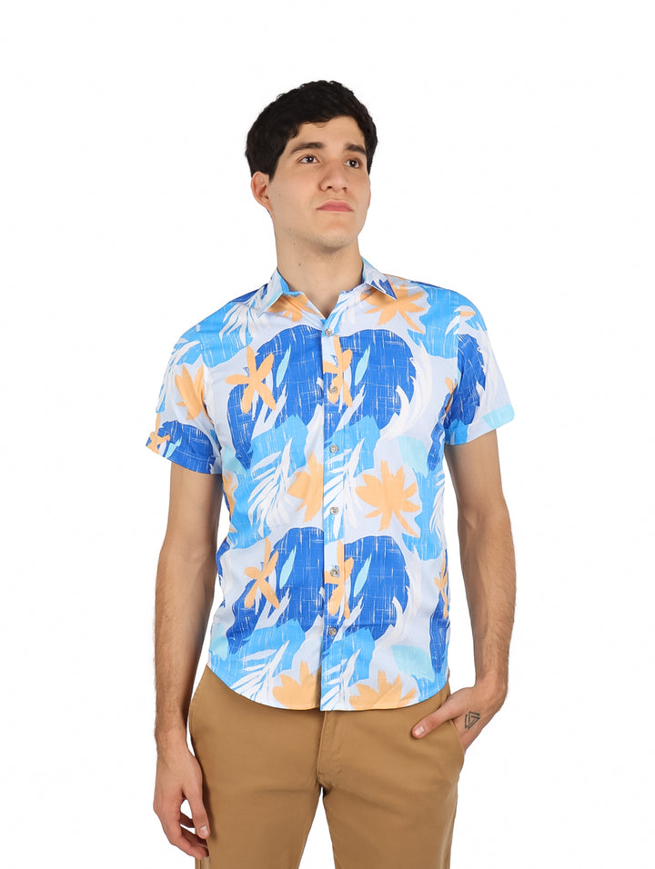 Hombre vistiendo camisa de manga corta color azul cielo con estampado tropical en tonos naranja.