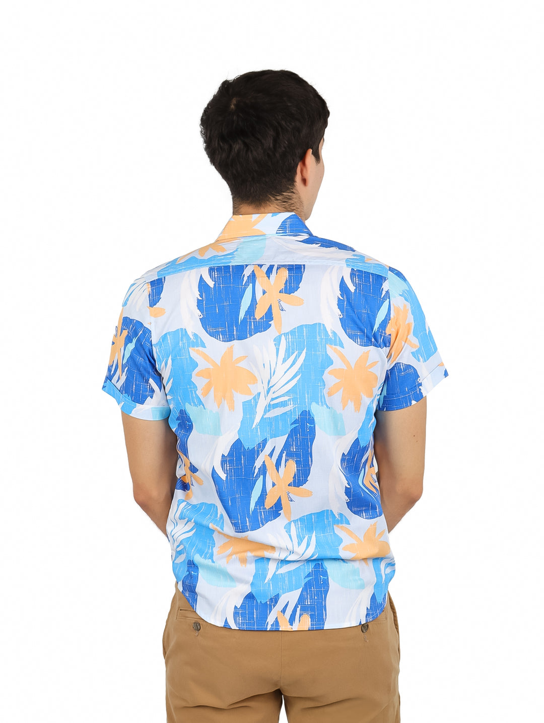 Hombre vistiendo camisa de manga corta color azul cielo con estampado tropical en tonos naranja.