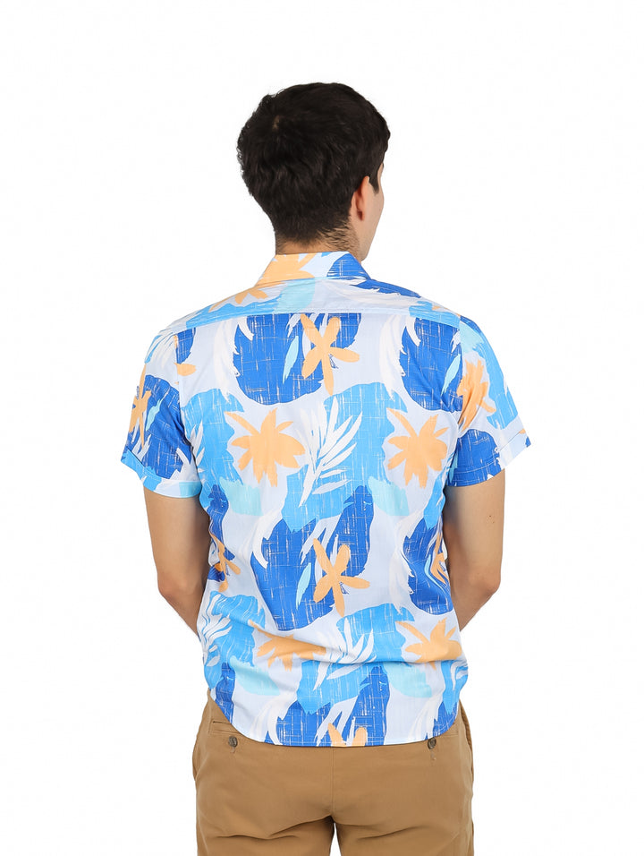 Hombre vistiendo camisa de manga corta color azul cielo con estampado tropical en tonos naranja.