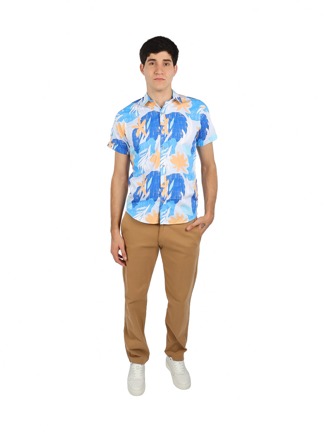 Hombre vistiendo camisa de manga corta color azul cielo con estampado tropical en tonos naranja.