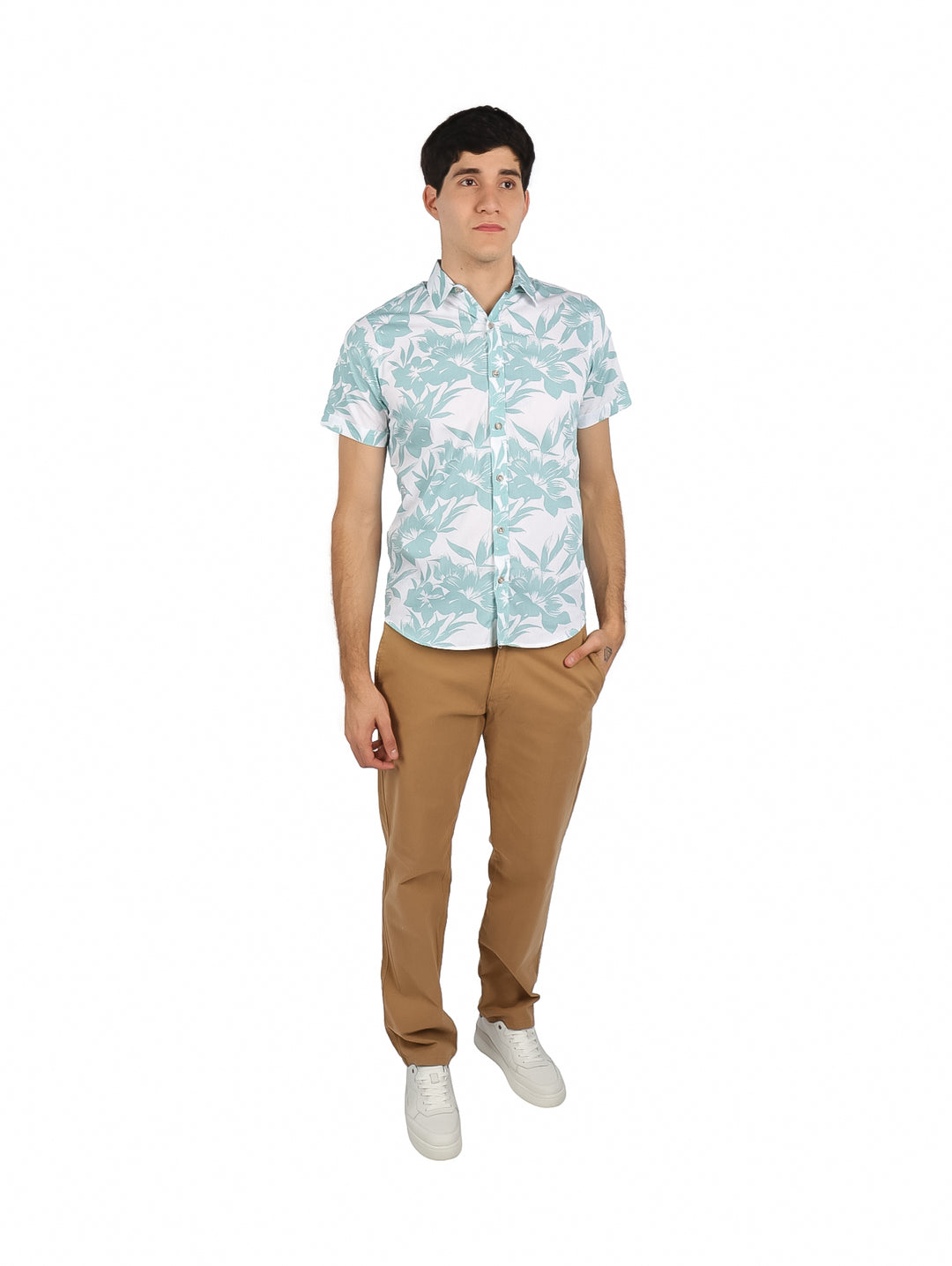 Hombre vistiendo camisa de manga corta blanca con estampado floral verde y pantalones color café.