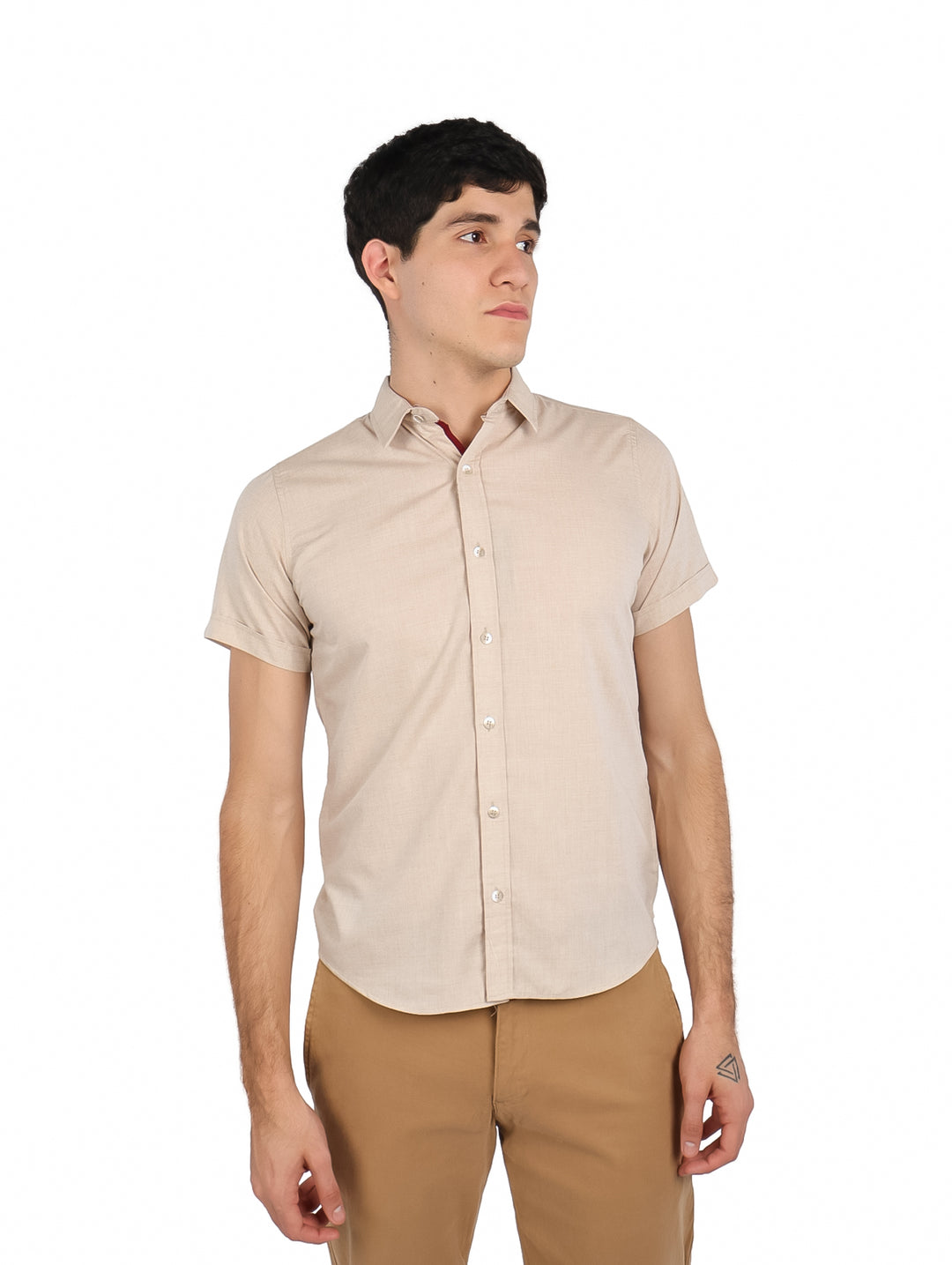 Hombre vistiendo una camisa de manga corta color beige con botones frontales y cuello.