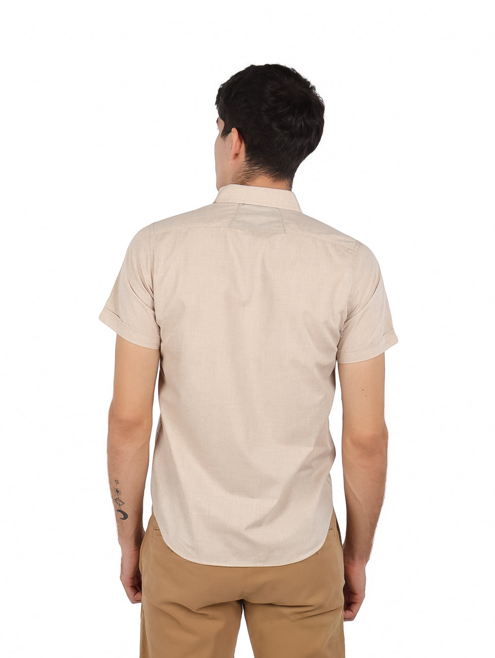 Hombre vistiendo una camisa de manga corta color beige con botones frontales y cuello.