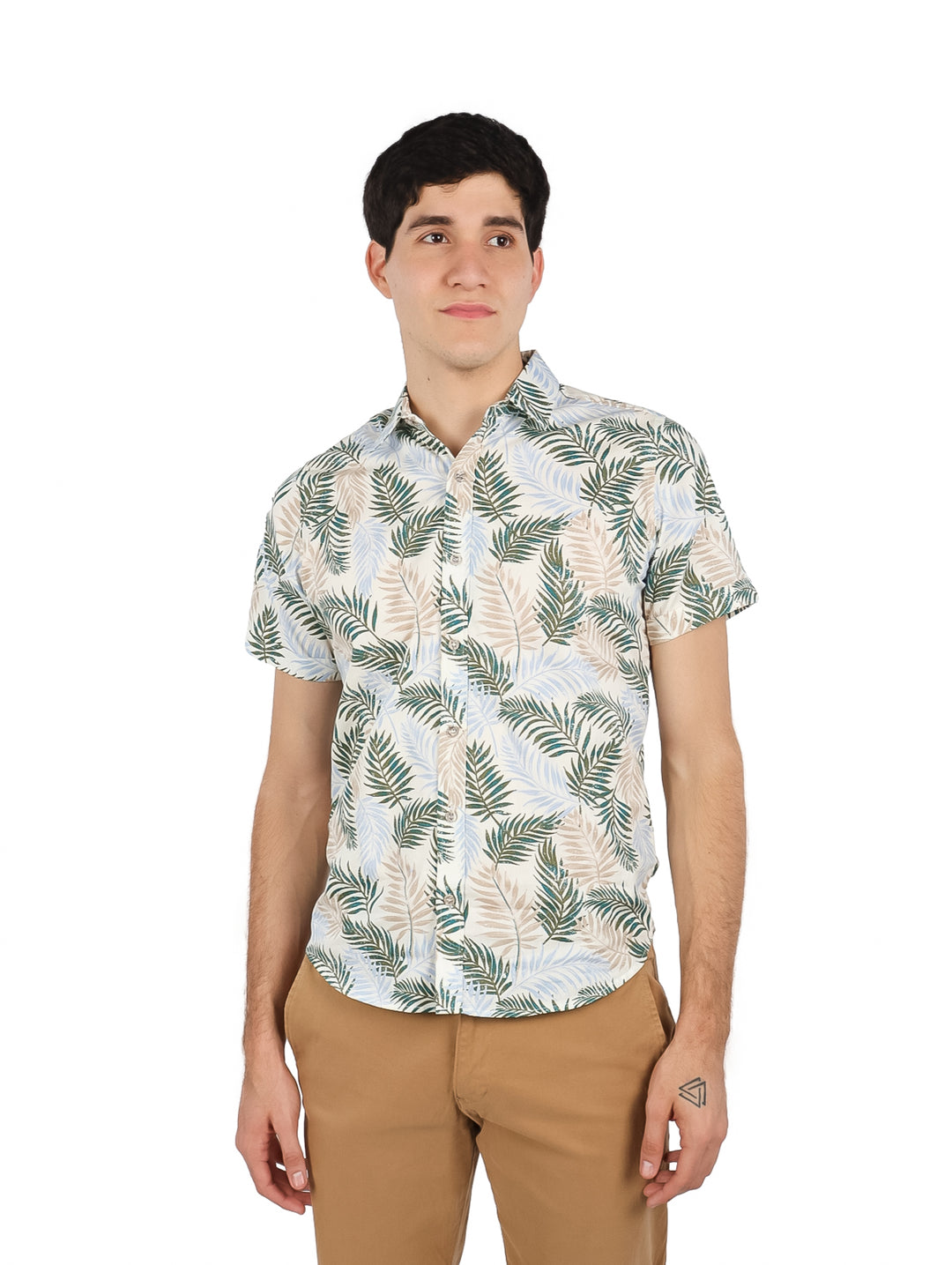 Hombre vistiendo camisa de manga corta color hueso con estampado de hojas en tonos verdes y azules.