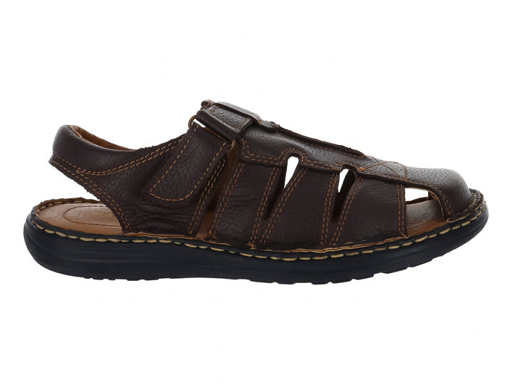 Sandalia casual color chocolate con diseño de tiras y suela oscura.