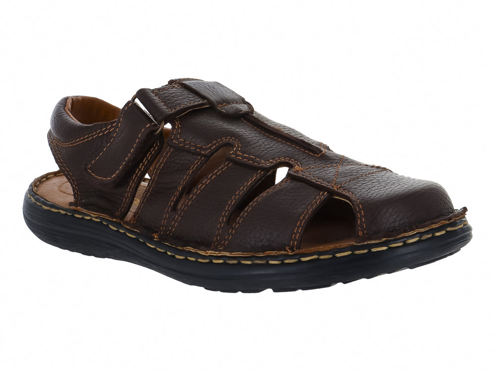 Sandalia casual color chocolate con diseño de tiras y suela oscura.