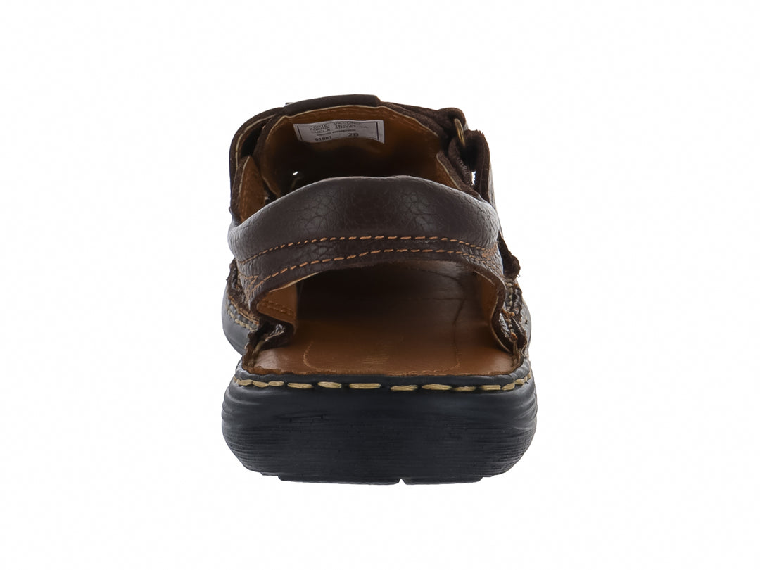 Sandalia casual color chocolate con diseño de tiras y suela oscura.