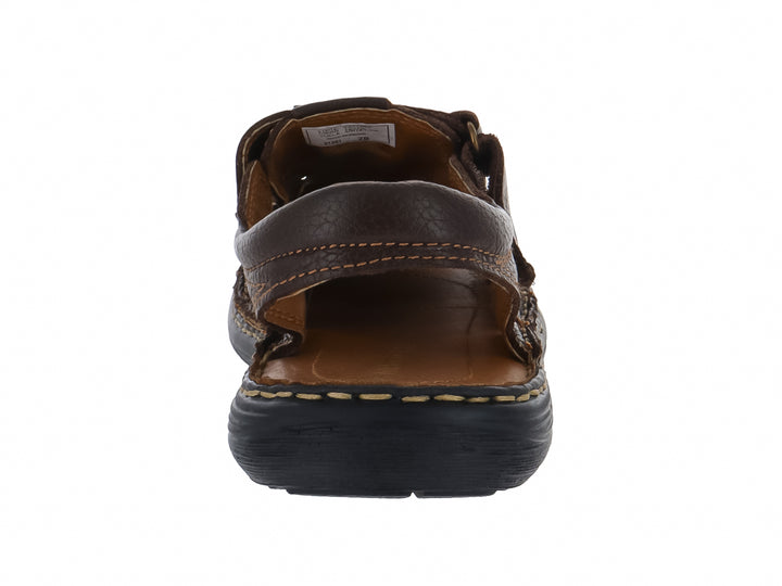 Sandalia casual color chocolate con diseño de tiras y suela oscura.