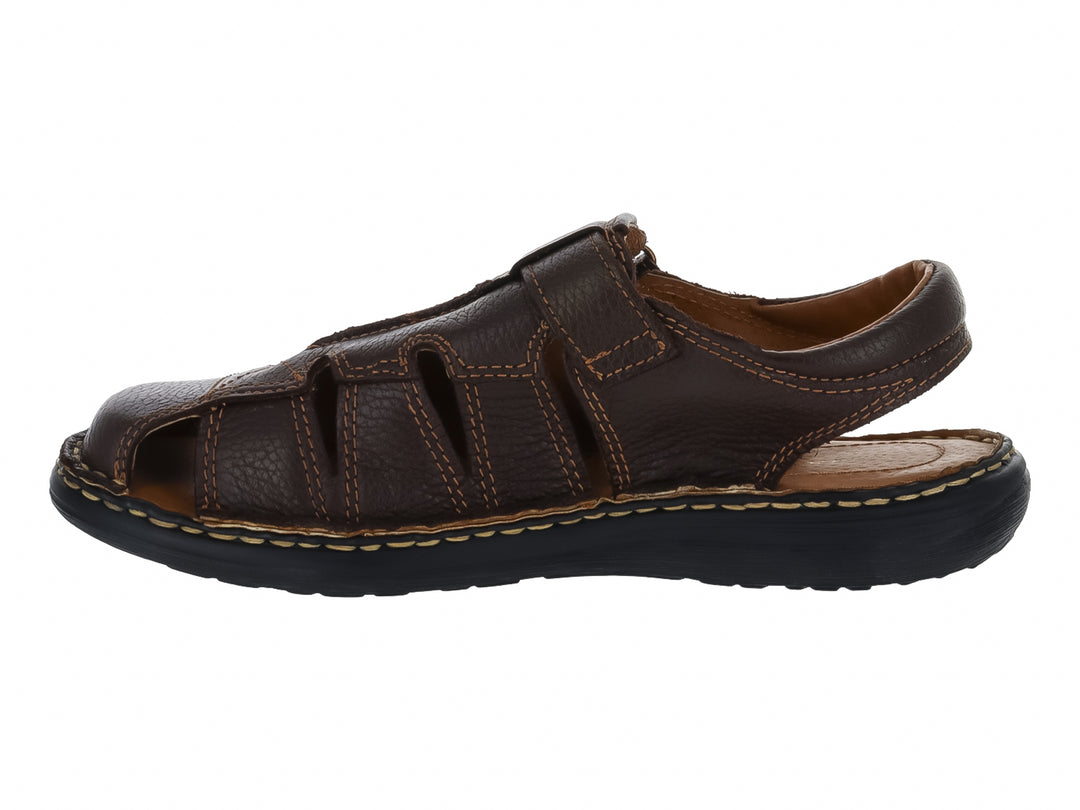 Sandalia casual color chocolate con diseño de tiras y suela oscura.