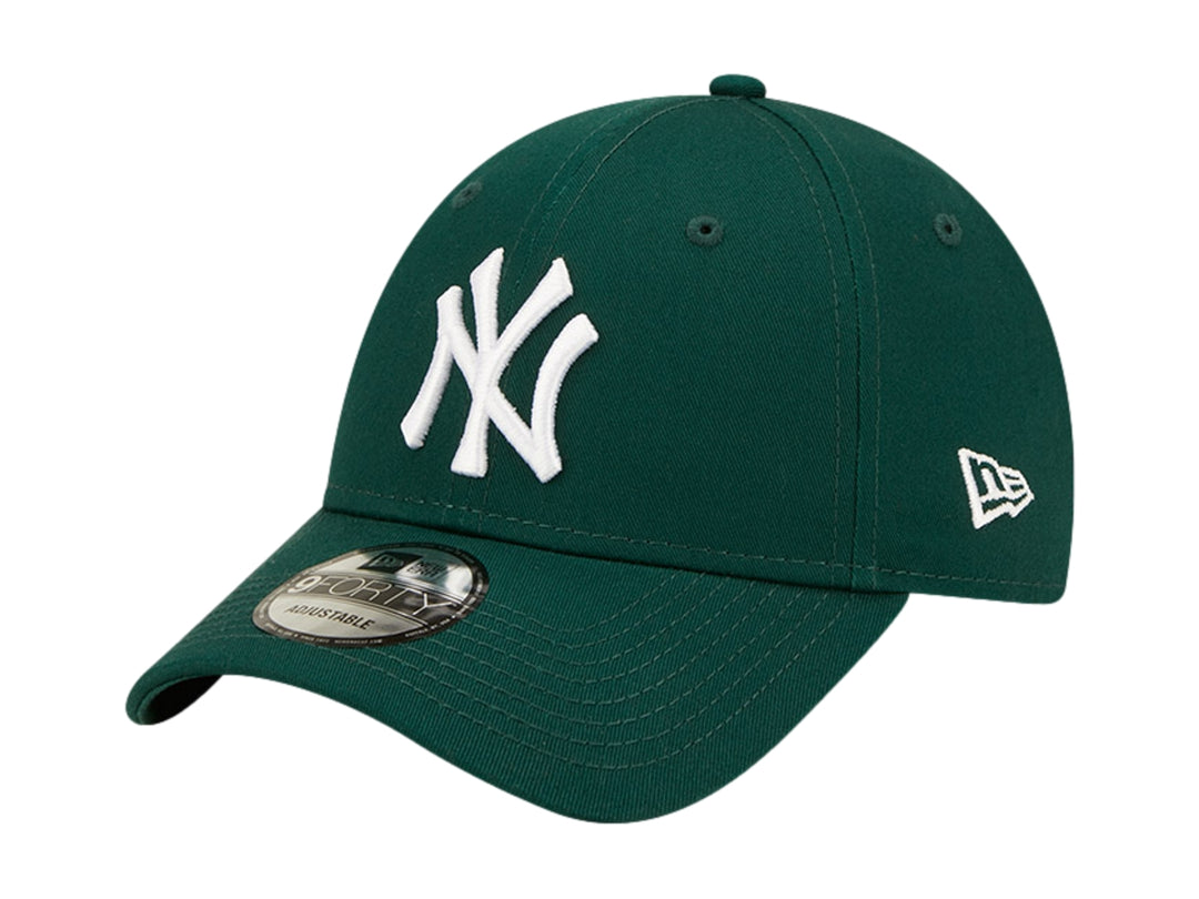 Gorra de béisbol New Era color verde oscuro con logo de los New York Yankees bordado en blanco.