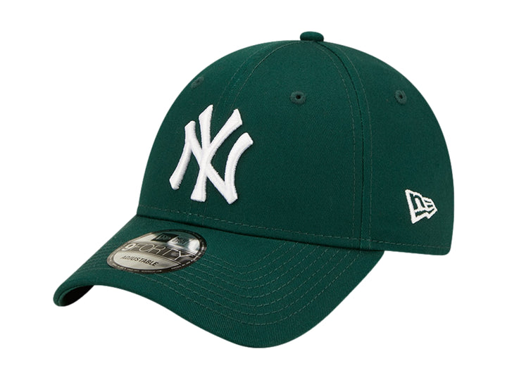 Gorra de béisbol New Era color verde oscuro con logo de los New York Yankees bordado en blanco.