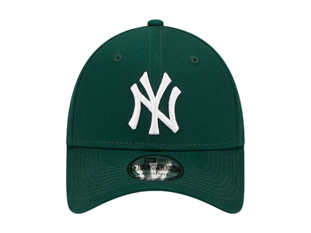 Gorra de béisbol New Era color verde oscuro con logo de los New York Yankees bordado en blanco.