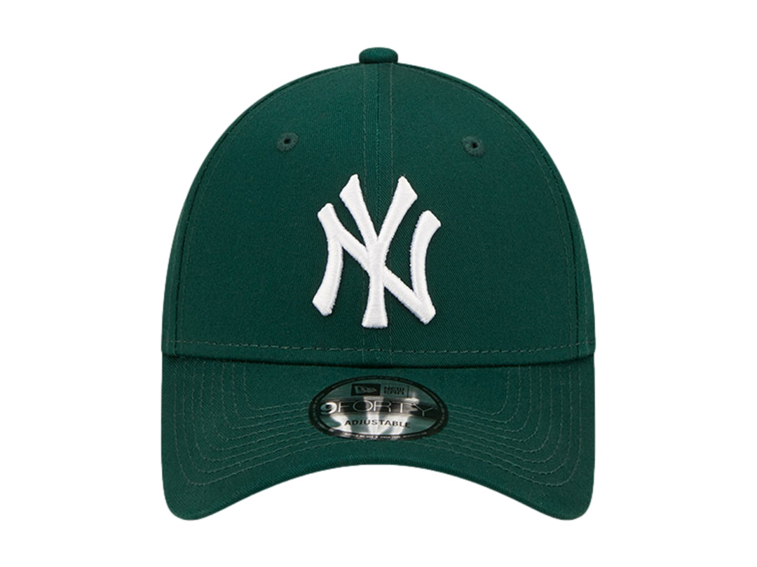 Gorra de béisbol New Era color verde oscuro con logo de los New York Yankees bordado en blanco.