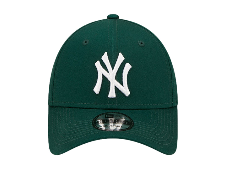 Gorra de béisbol New Era color verde oscuro con logo de los New York Yankees bordado en blanco.